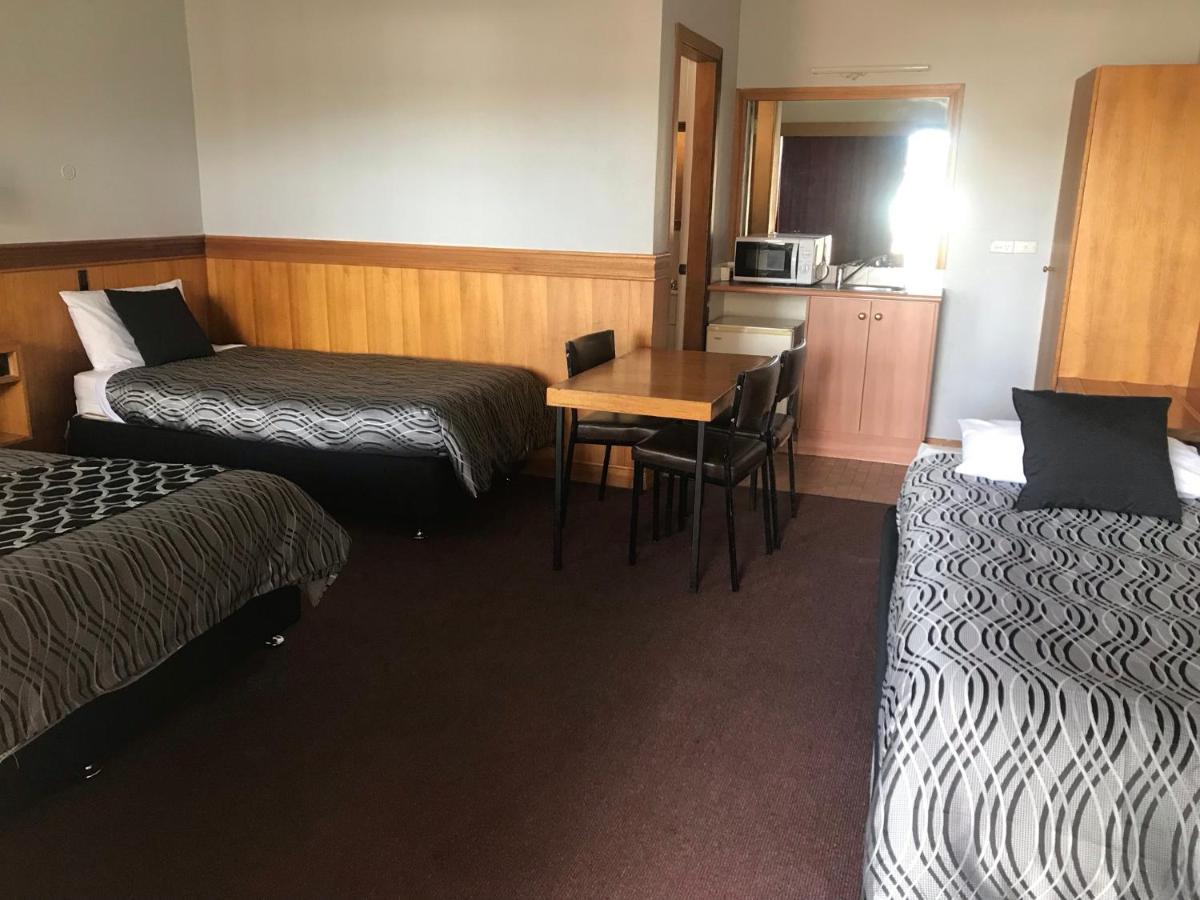 County Lodge Motor Inn West Wyalong Εξωτερικό φωτογραφία