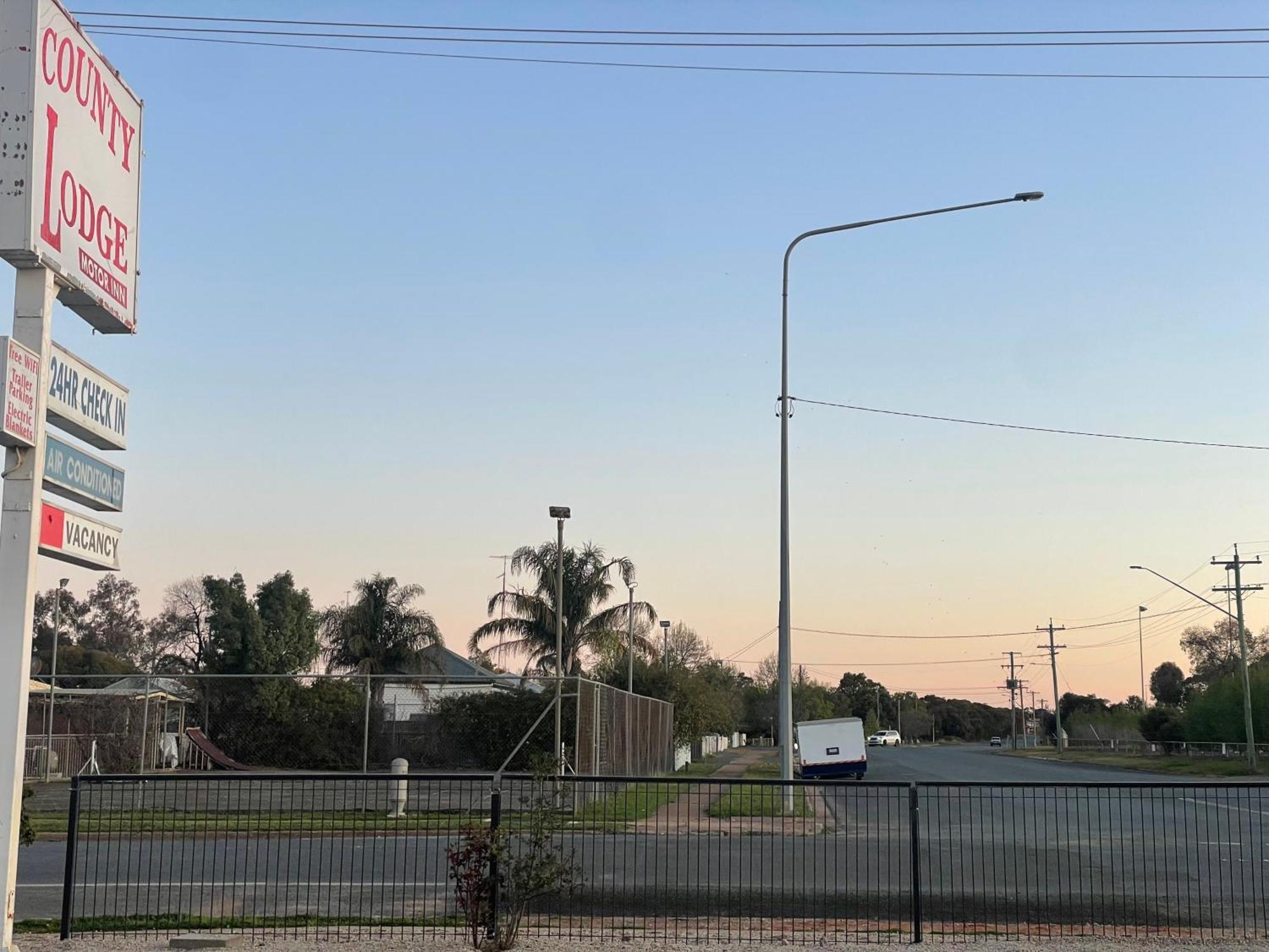 County Lodge Motor Inn West Wyalong Εξωτερικό φωτογραφία