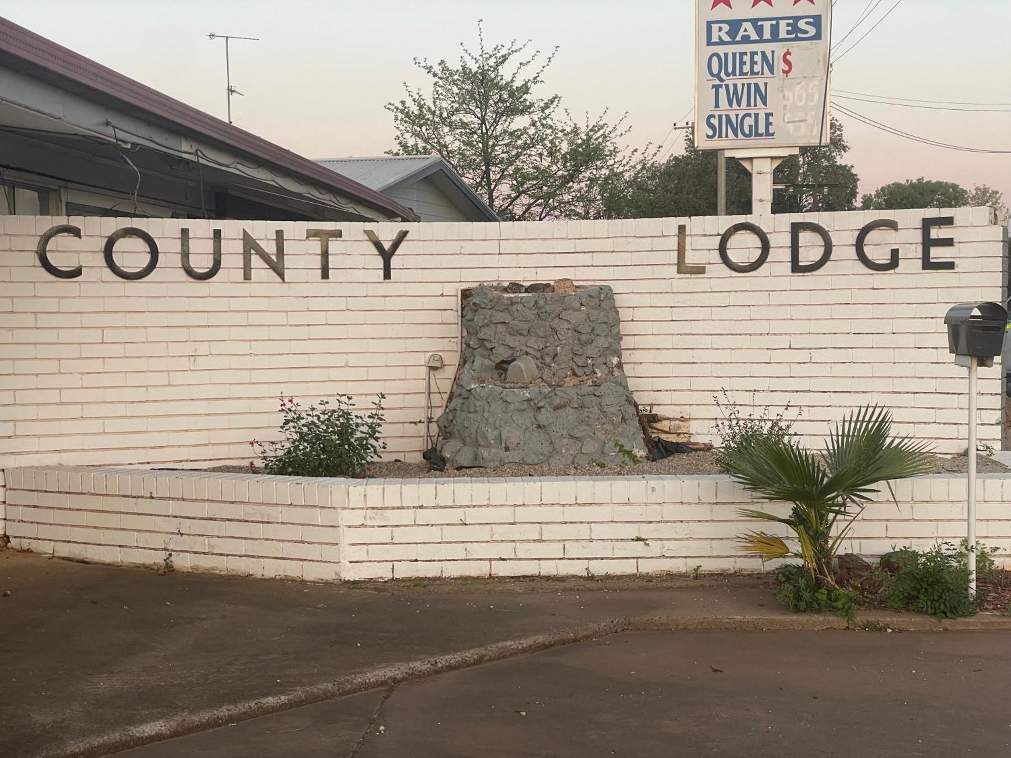 County Lodge Motor Inn West Wyalong Εξωτερικό φωτογραφία