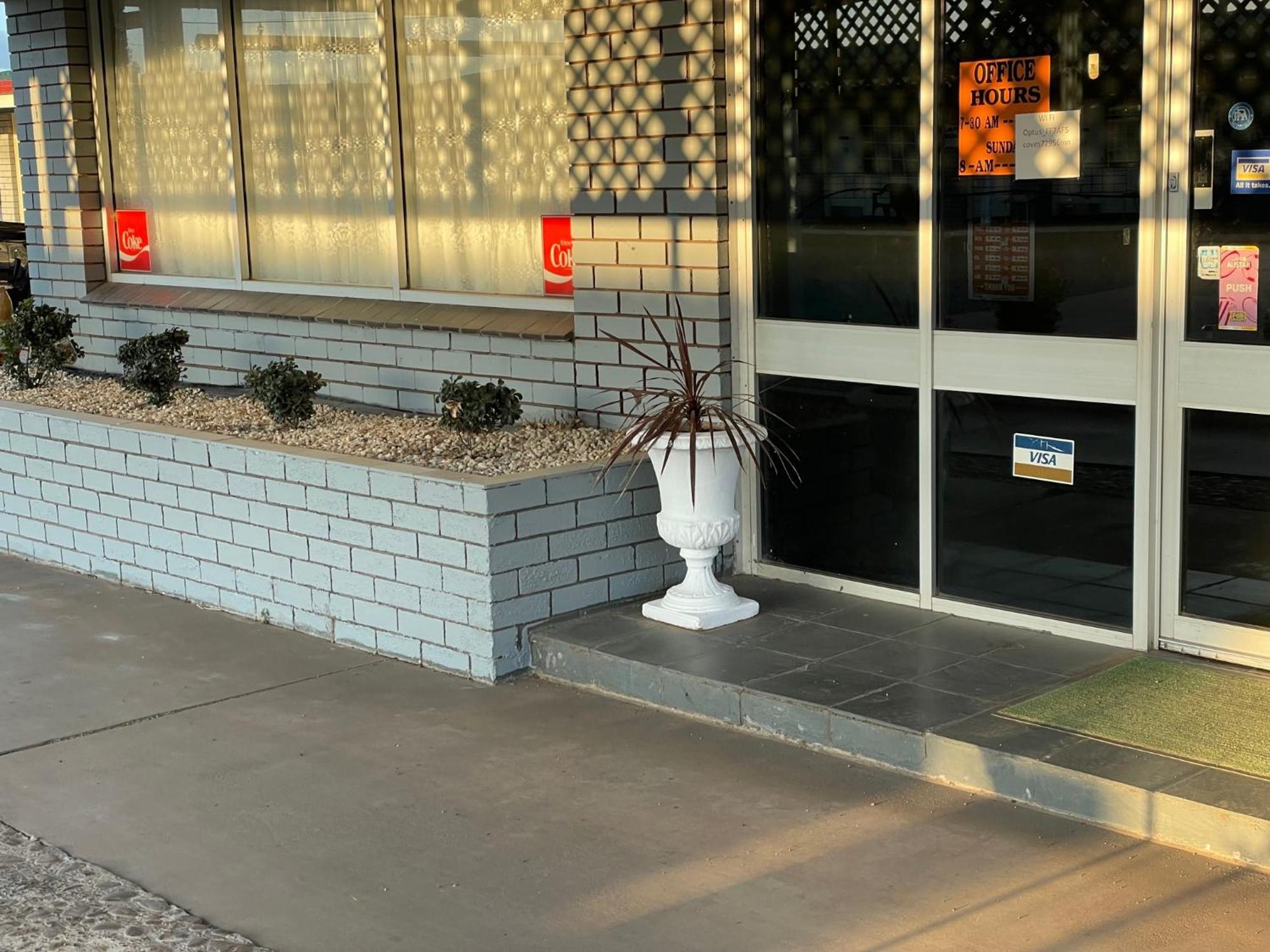 County Lodge Motor Inn West Wyalong Εξωτερικό φωτογραφία