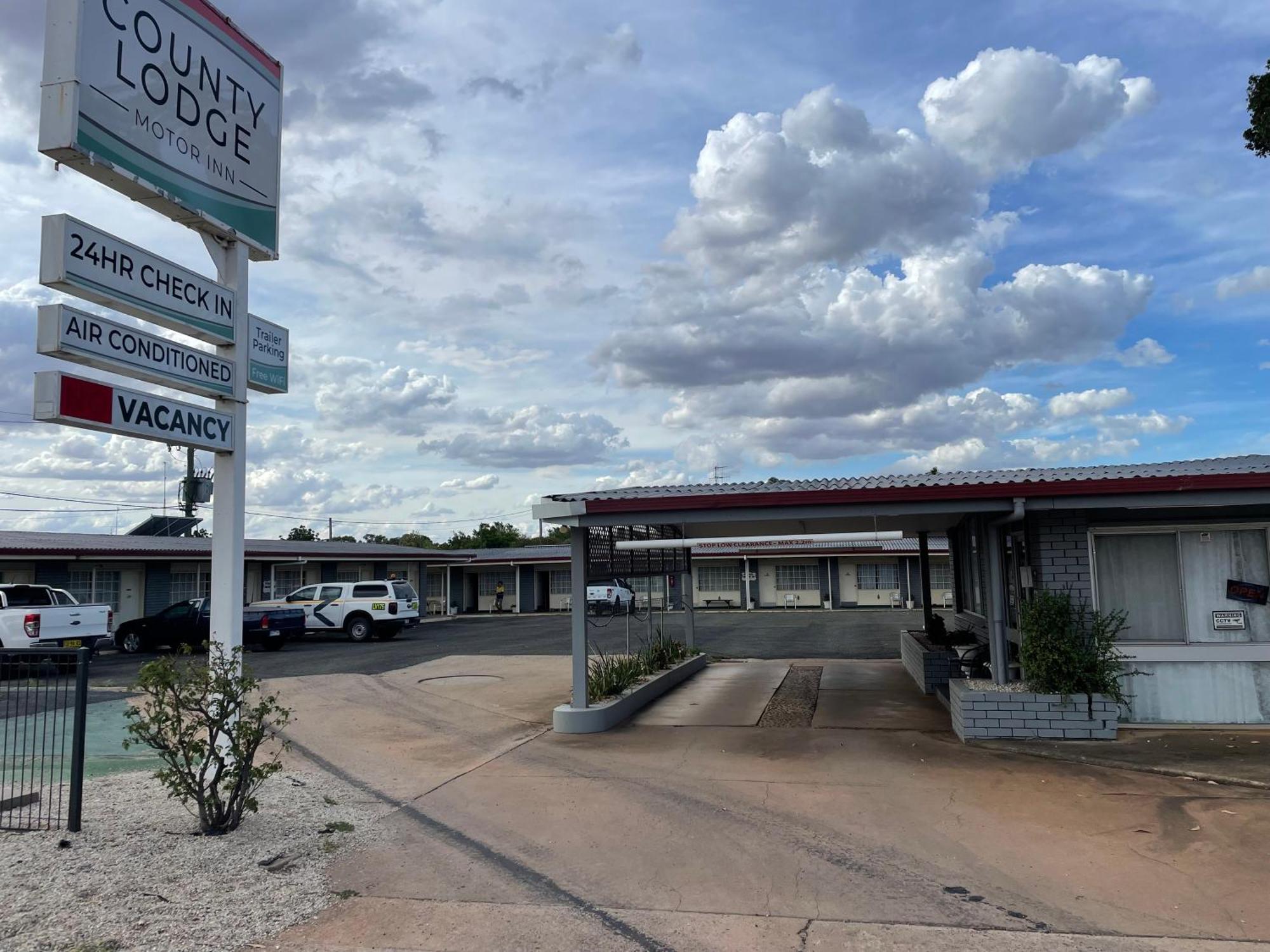 County Lodge Motor Inn West Wyalong Εξωτερικό φωτογραφία