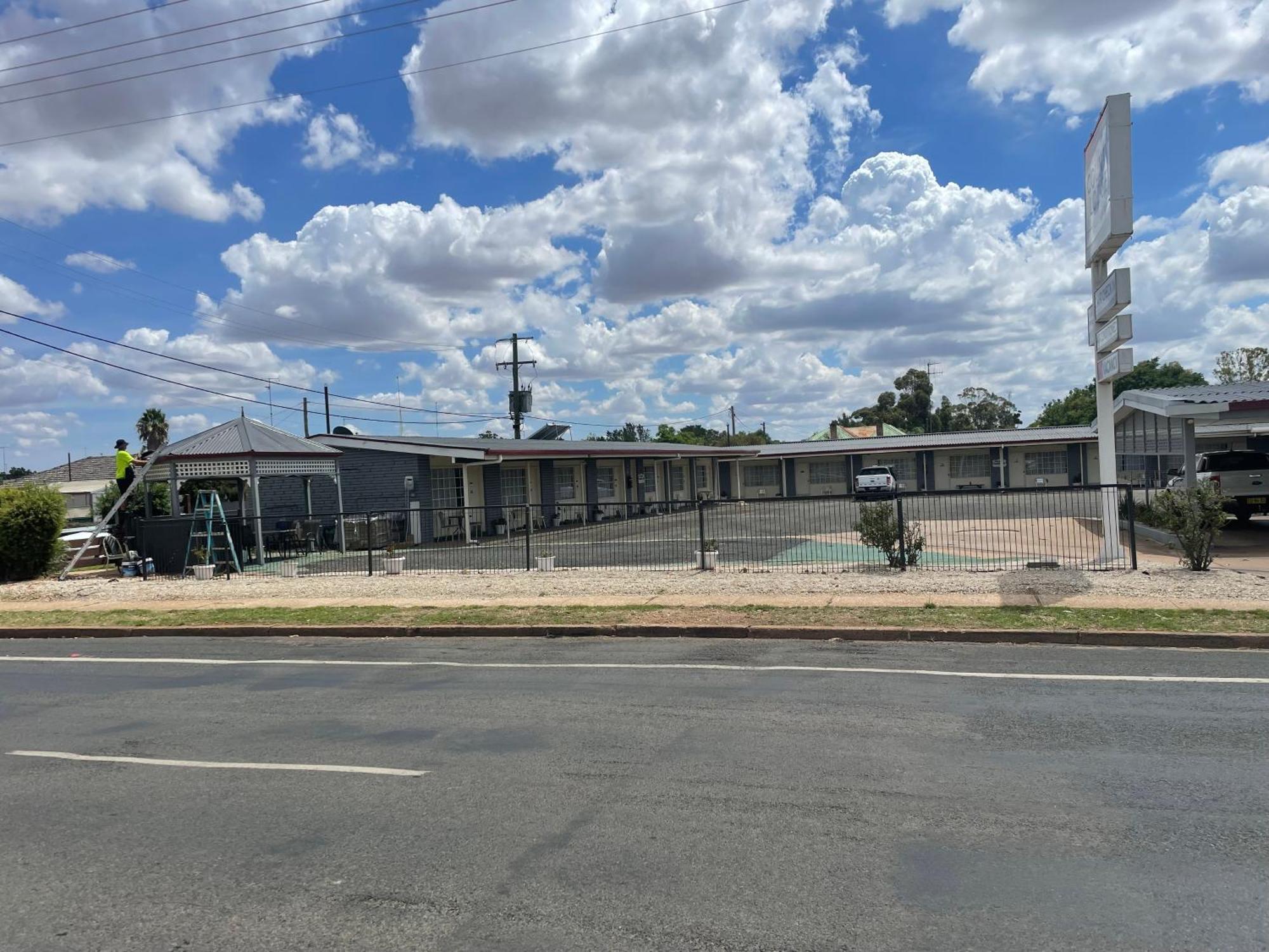County Lodge Motor Inn West Wyalong Εξωτερικό φωτογραφία