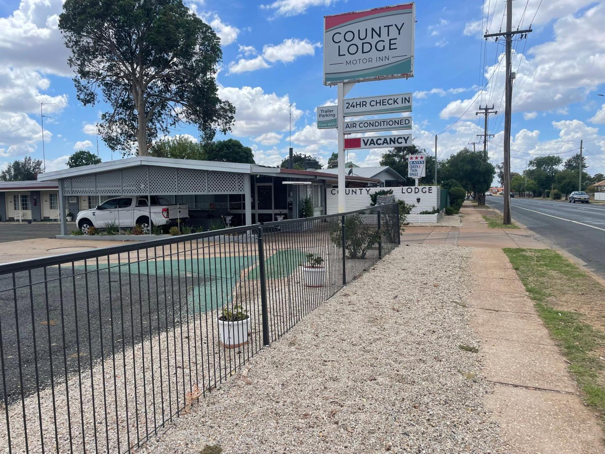 County Lodge Motor Inn West Wyalong Εξωτερικό φωτογραφία
