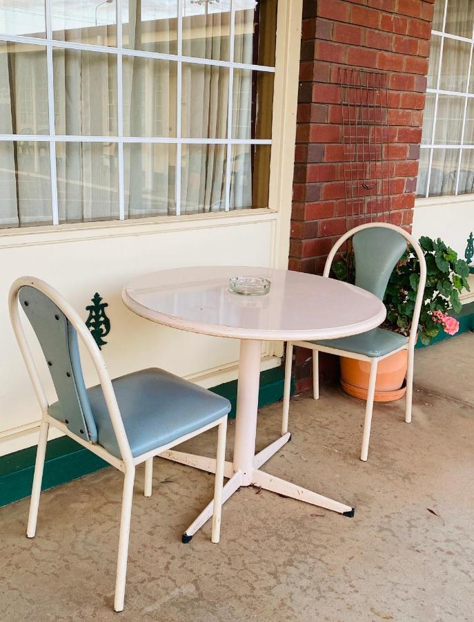 County Lodge Motor Inn West Wyalong Εξωτερικό φωτογραφία